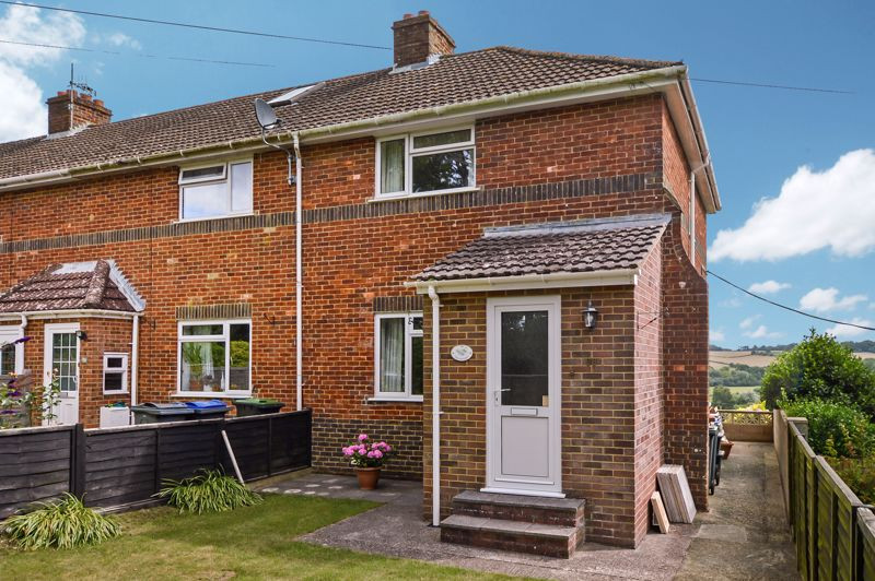 3 Bedroom House for sale in The Hollows, Salisbury