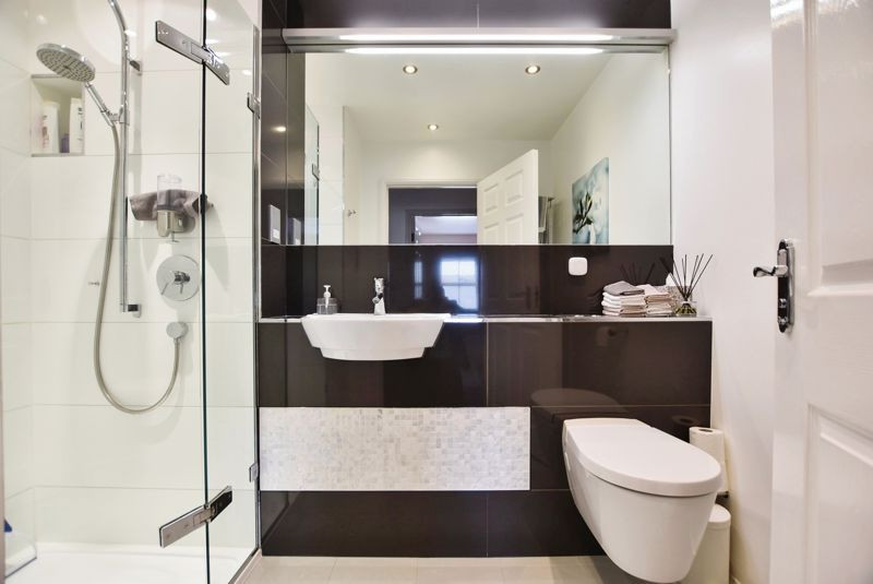 2 Bedroom Flat for sale in Spire View, Salisbury