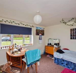 2 Bedroom Flat for sale in The Brambles, Salisbury