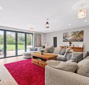 7 Bedroom House for sale in Reading Road, Yateley Common