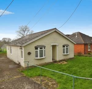 2 Bedroom Bungalow for sale in Marshmead Close, Salisbury