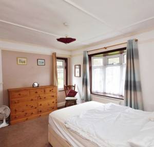2 Bedroom Bungalow for sale in Marshmead Close, Salisbury