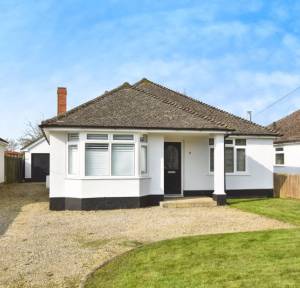 3 Bedroom Bungalow for sale in Upper Street, Salisbury