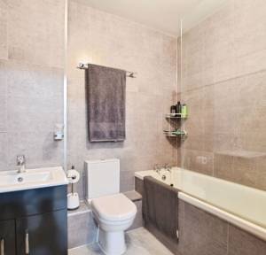 2 Bedroom Flat for sale in Glenmore Road, Salisbury