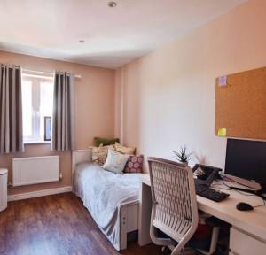 2 Bedroom Flat for sale in Crosier Close, Salisbury