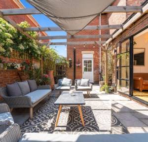 6 Bedroom House for sale in Swaynes Close, Salisbury