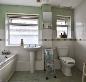 4 Bedroom Bungalow for sale in Saddlers Mead, Salisbury