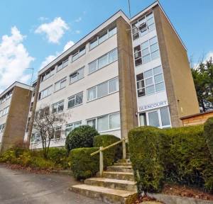 2 Bedroom Flat for sale in Glenmore Road, Salisbury