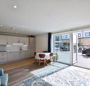 2 Bedroom Flat for sale in Fountain Way, Salisbury