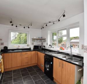 2 Bedroom Flat for sale in Highbury Close, Salisbury