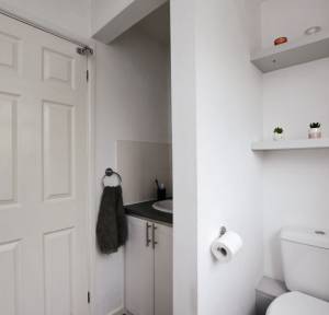 2 Bedroom Flat for sale in Highbury Close, Salisbury