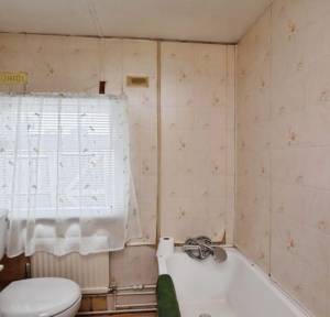 2 Bedroom Bungalow for sale in Heath Farm Park, Salisbury