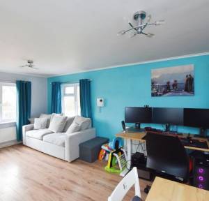2 Bedroom Flat for sale in Neville Close, Salisbury