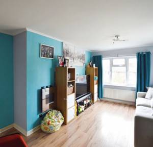 2 Bedroom Flat for sale in Neville Close, Salisbury