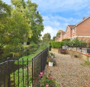 1 Bedroom Apartment / Studio for sale in Archers Court, Salisbury