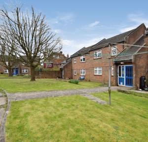 2 Bedroom Flat for sale in Paynes Hill, Salisbury