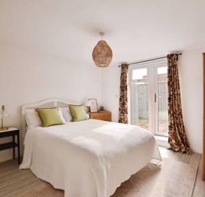 2 Bedroom Flat for sale in Longland, Salisbury