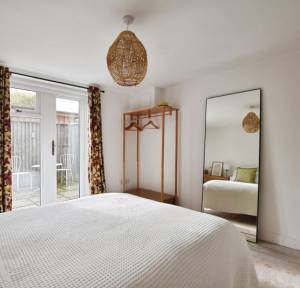 2 Bedroom Flat for sale in Longland, Salisbury