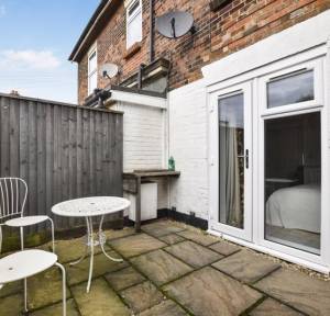 2 Bedroom Flat for sale in Longland, Salisbury