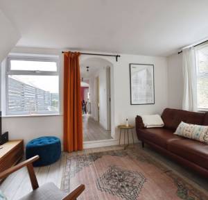 2 Bedroom Flat for sale in Longland, Salisbury