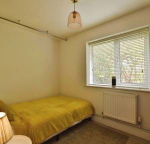 2 Bedroom Flat for sale in Longland, Salisbury