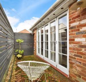 2 Bedroom Flat for sale in Longland, Salisbury