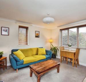 2 Bedroom Flat for sale in Ayleswade Road, Salisbury