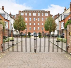 2 Bedroom Flat for sale in Nightingale House, Salisbury
