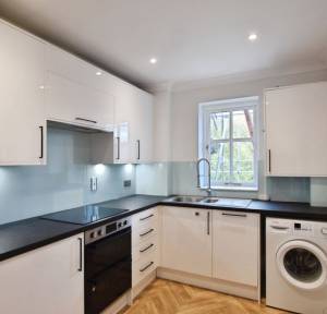 2 Bedroom Flat for sale in Nightingale House, Salisbury