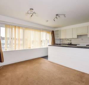 3 Bedroom Flat for sale in Hollows Close, Salisbury