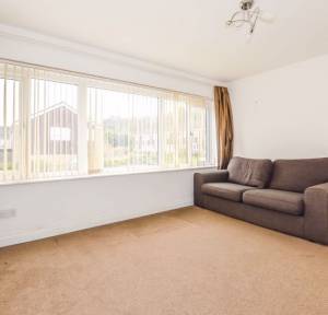3 Bedroom Flat for sale in Hollows Close, Salisbury