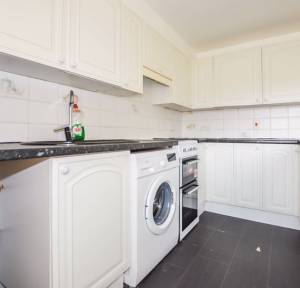 3 Bedroom Flat for sale in Hollows Close, Salisbury