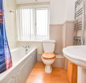 3 Bedroom Flat for sale in Hollows Close, Salisbury