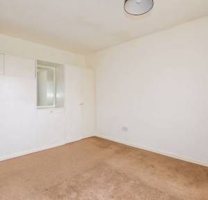3 Bedroom Flat for sale in Hollows Close, Salisbury