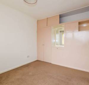 3 Bedroom Flat for sale in Hollows Close, Salisbury