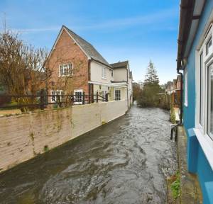 2 Bedroom Flat for sale in 37 Riverside, Salisbury