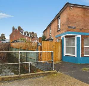 2 Bedroom Flat for sale in 37 Riverside, Salisbury