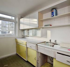 2 Bedroom Flat for sale in Shady Bower Close, Salisbury