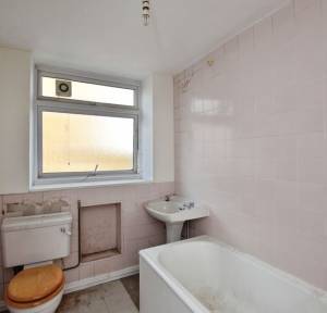 2 Bedroom Flat for sale in Shady Bower Close, Salisbury