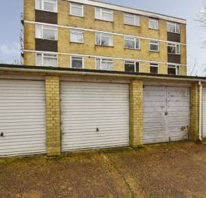 2 Bedroom Flat for sale in Shady Bower Close, Salisbury