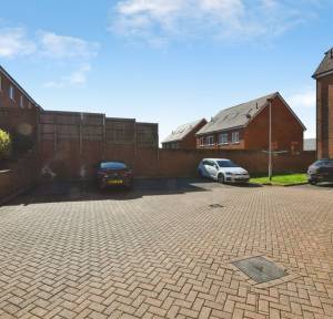 2 Bedroom Flat for sale in Dimmer Drive, Salisbury