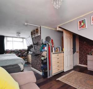 4 Bedroom House for sale in Meadow Road, Salisbury