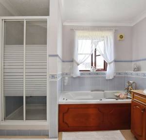4 Bedroom House for sale in Castle Woods, Salisbury