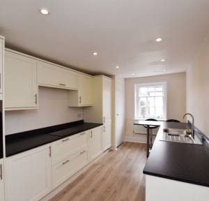 2 Bedroom Flat for sale in Winchester Street, Salisbury