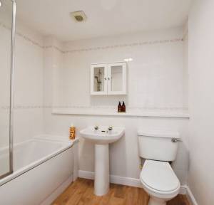 2 Bedroom Flat for sale in Three Cuppes Lane, Salisbury