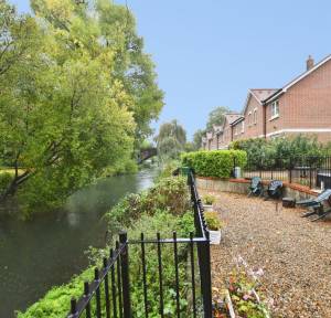 1 Bedroom Flat for sale in Archers Court, Salisbury